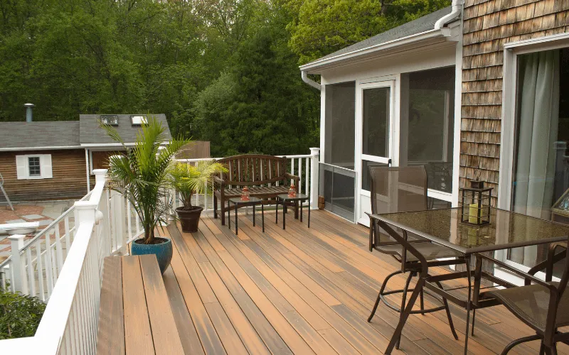 elevated-stained-composite-deck-white-railings_result